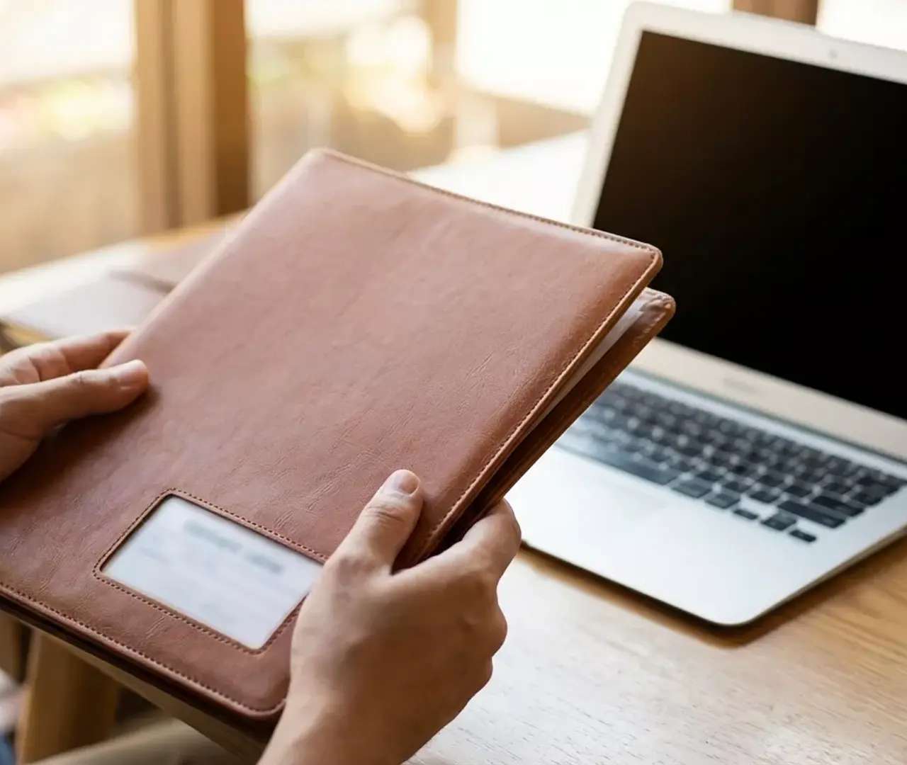 Collaborateur consultant un dossier devant son ordinateur, situation d’absence couverte par l’assurance perte de gain maladie
