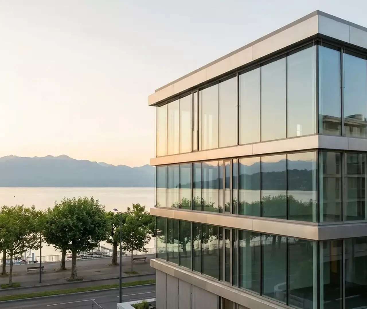 Immeuble de bureaux moderne en bois et verre au bord du lac Léman, bien couvert par l’assurance bâtiment