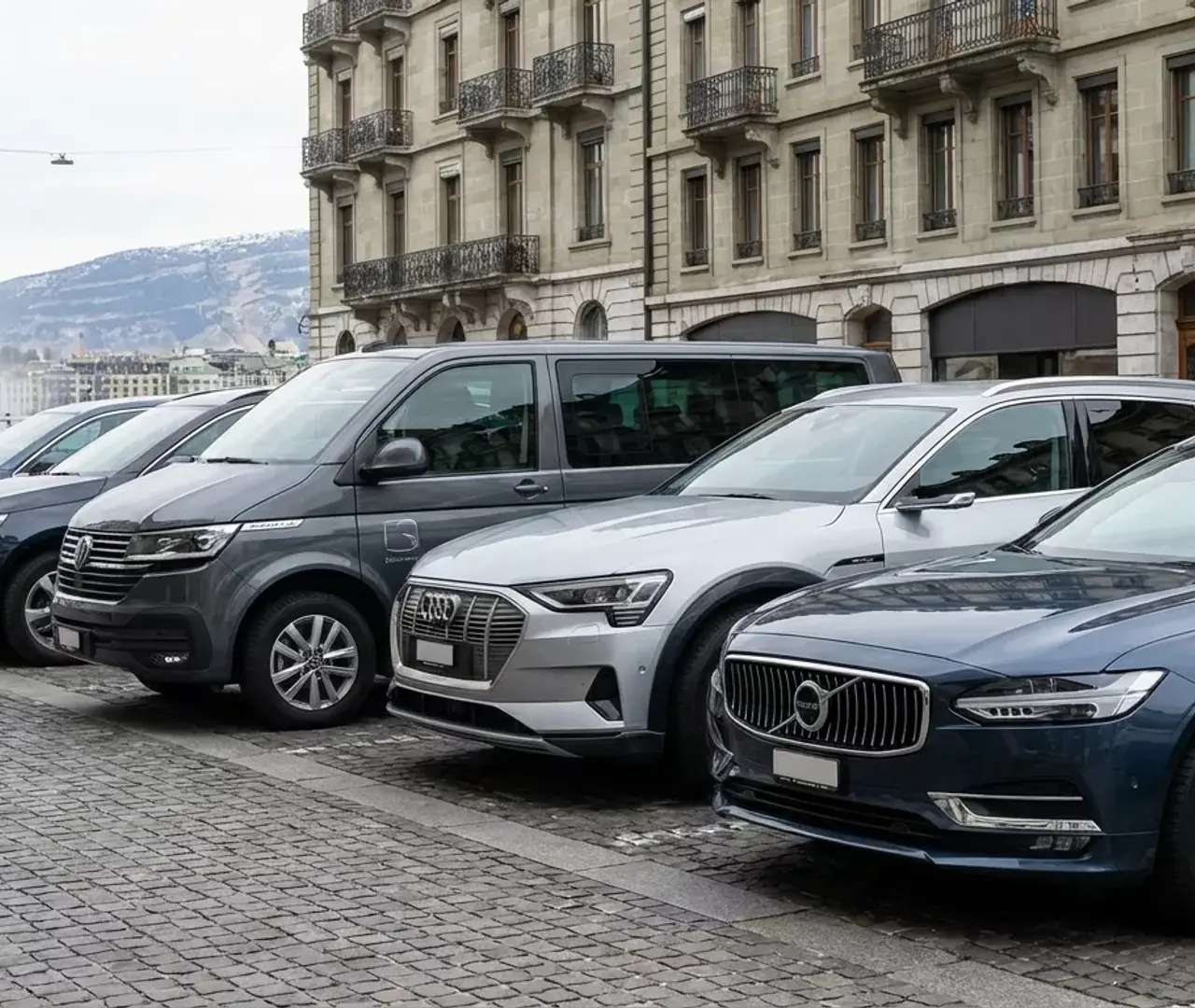 Flotte de véhicules d’entreprise stationnés dans une rue de Genève, couverts par une assurance flotte