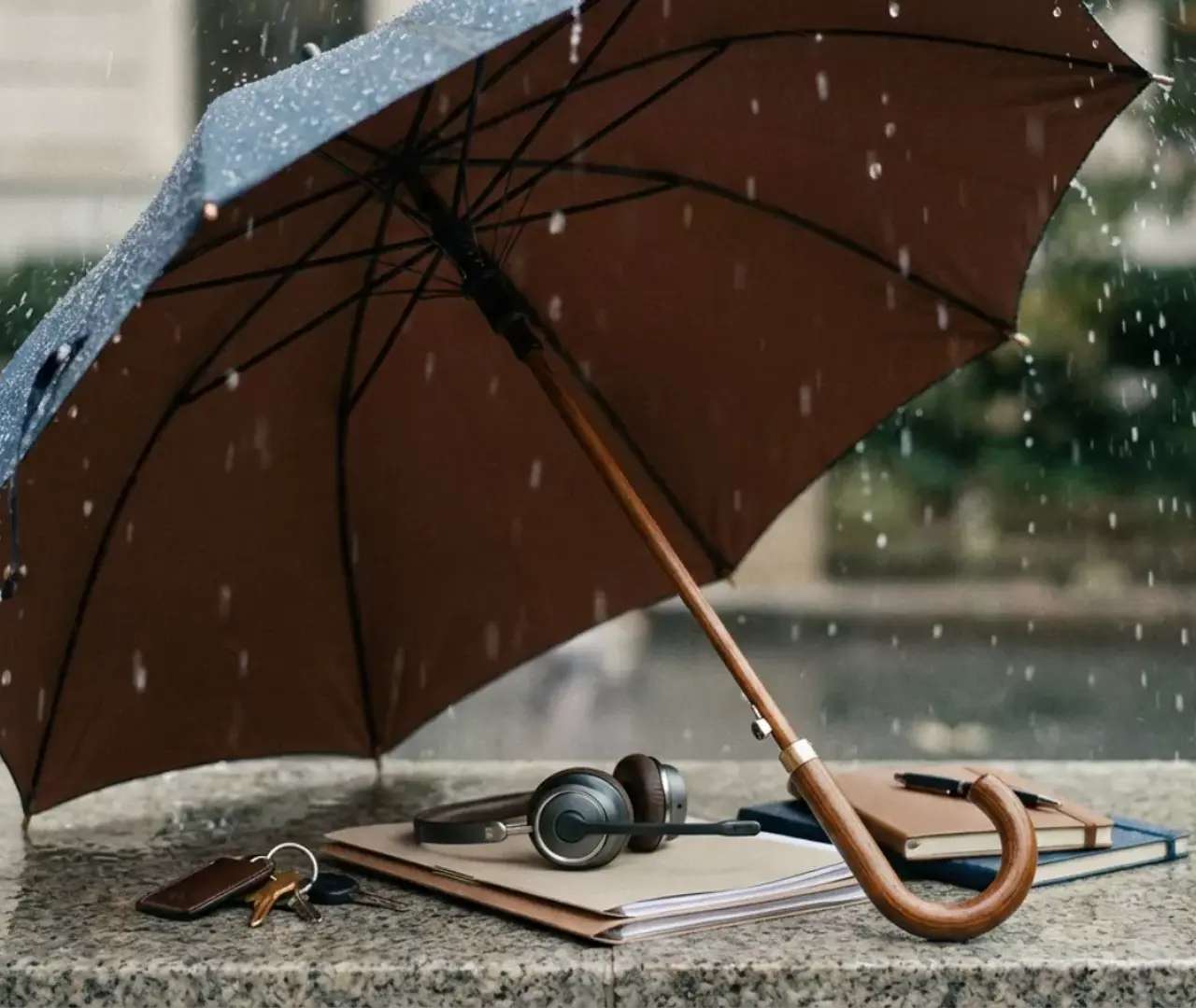 Parapluie ouvert protégeant des documents sous la pluie, accompagnement en gestion de sinistres